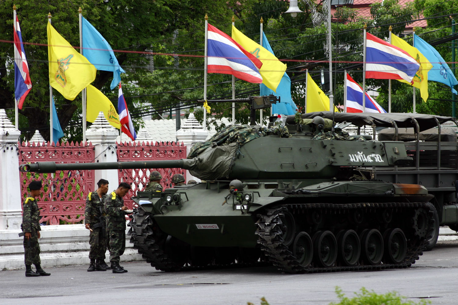 A tank parked in front of a government building after the 2006 coup. Note the yellow ribbons attached to the soldier’s uniforms and the machine gun barrel on the tank—a symbol of the PAD (yellow shirts) and the monarchy. These are largely the same forces leading the protests in Thailand today.